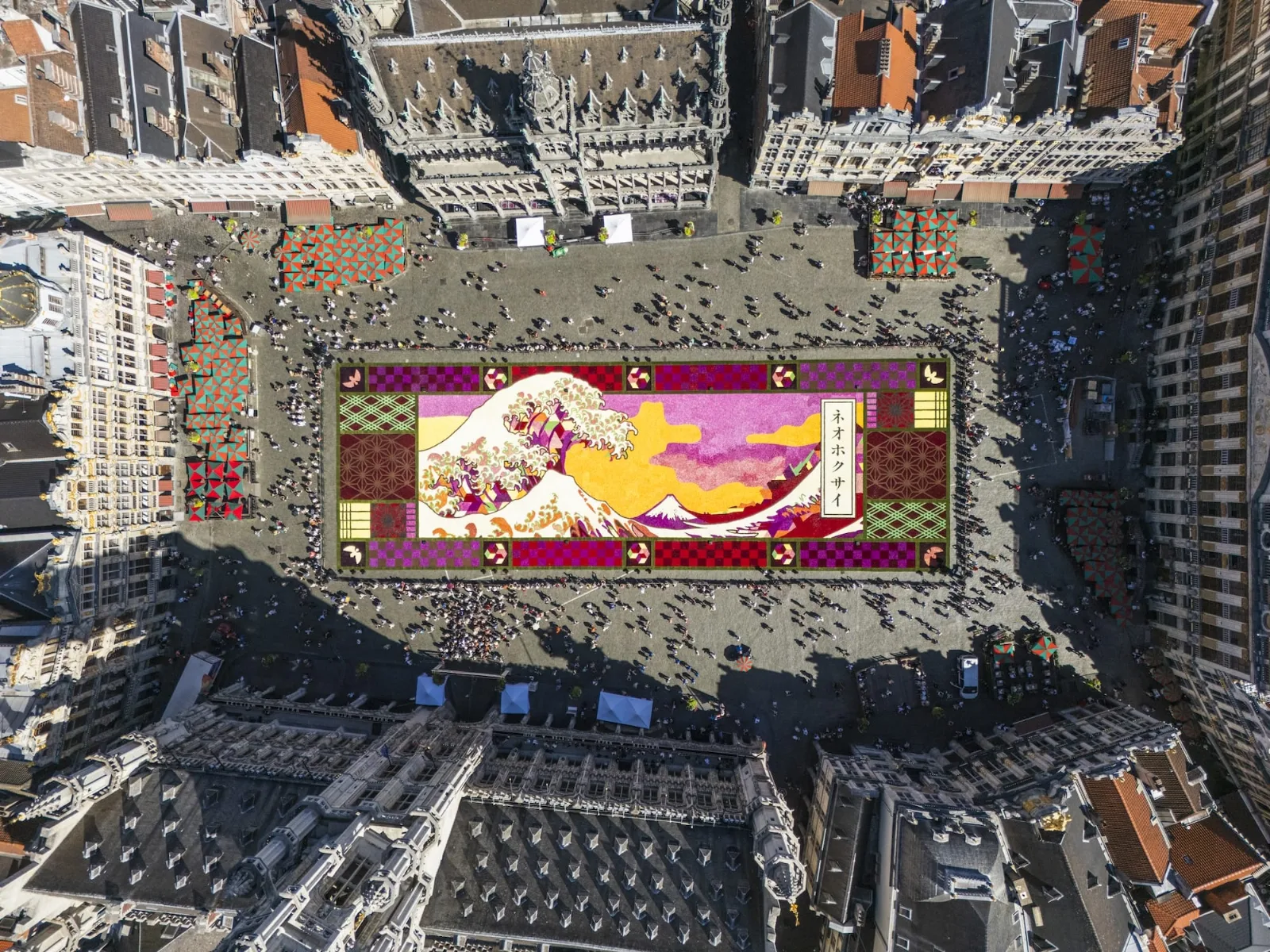 Bruselas alfombra su Grand-Place con 750.000 dalias en homenaje a Hokusai