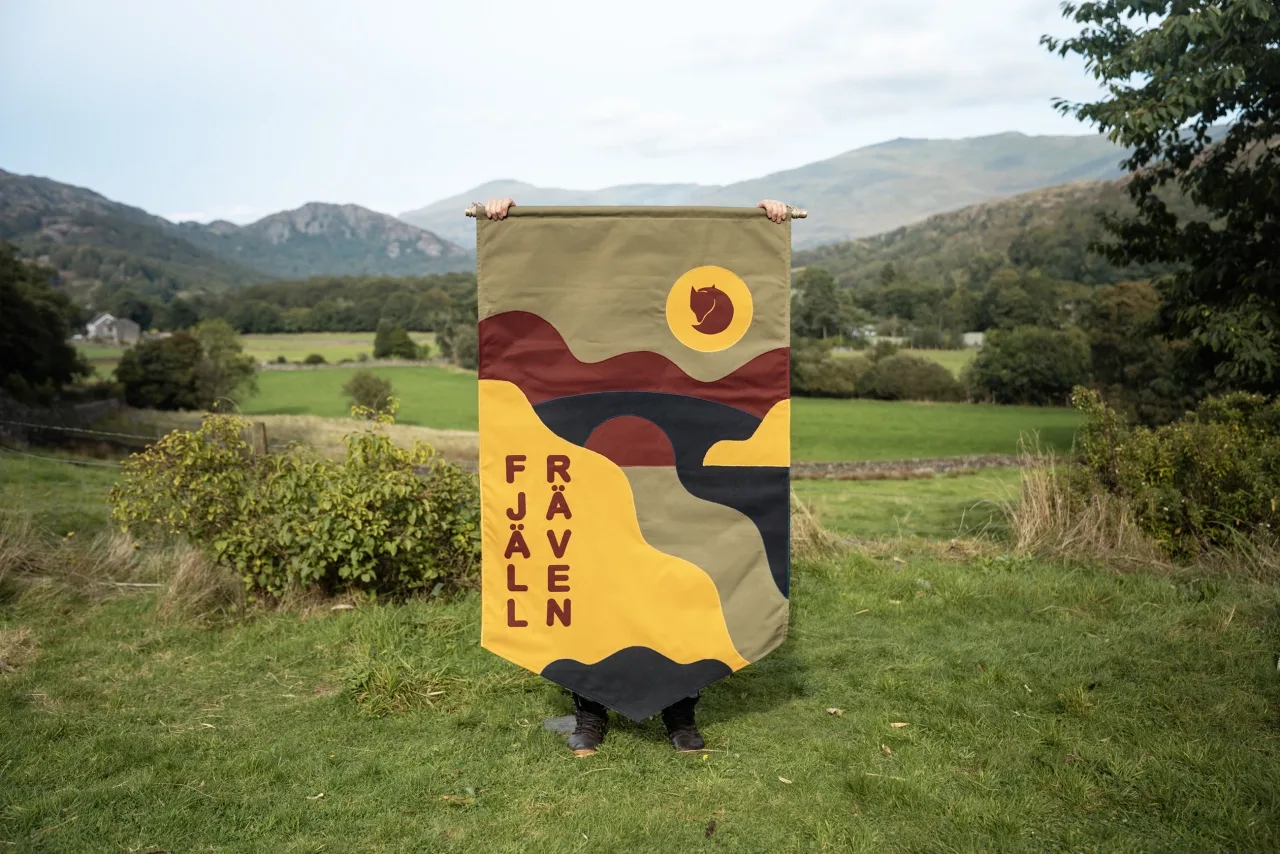 Fjällräven apuesta por lo hecho a mano con banderas gigantes cosidas por Miscellaneous Adventures