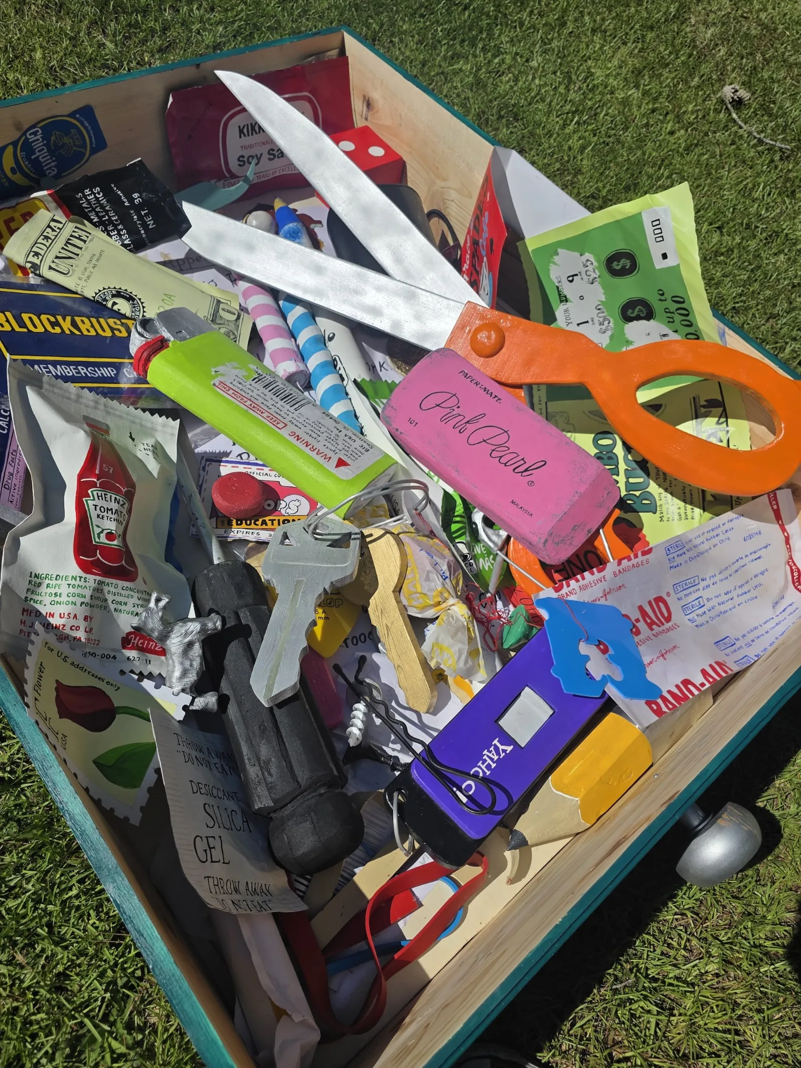 Grace Baldwin construye un cajón de basura gigante lleno de nostalgia