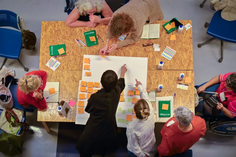 Artesanos y diseñadores trabajando juntos en taller de co-creación en Tenerife